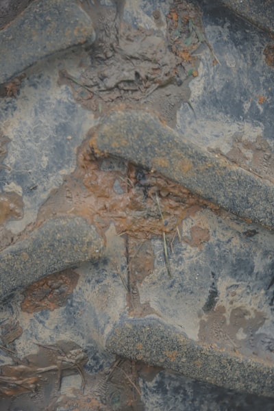 Convergencia del seguimiento de gradientes resistente a bizantino mediante la eliminación probabilística de bordes