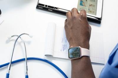 Cómo la telemedicina, la inteligencia artificial y los dispositivos portátiles están transformando la atención médica moderna
