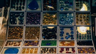 ¿Cómo se gestionan las devoluciones de compra en el software de inventario de joyería?