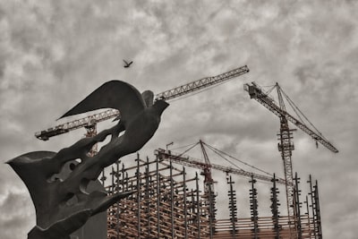 ¿Deberías elegir la automatización empresarial con IA sobre los métodos de construcción tradicionales?
