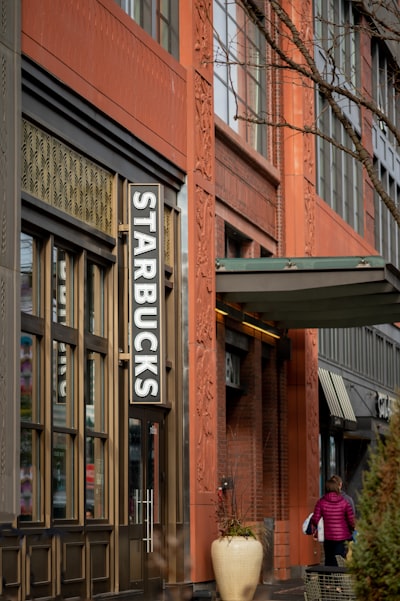 Starbucks está abandonando su estrategia de saturación en la ciudad - y cerrando cientos de tiendas