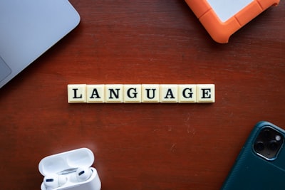 CoEval: ranking de modelos sin datos ni benchmarks confiables