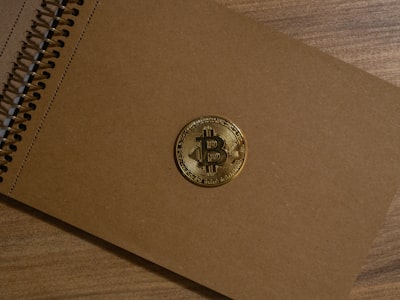 El Bitcoin Whitepaper con piezas de nota y anotaciones sobre la economía descentralizada del futuro