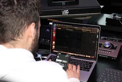 Entrenamiento de pilotos basado en realidad virtual a través del retroalimentación táctil adaptativa y la integración de biométrica