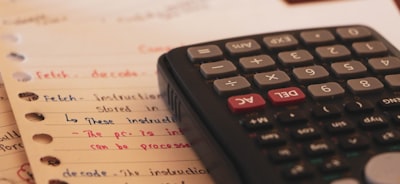 ¿Cómo puedo estimar el costo total de una agencia de IA?