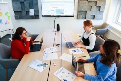 ¿Cómo mejoran los servicios profesionales de software empresarial la comunicación interna?