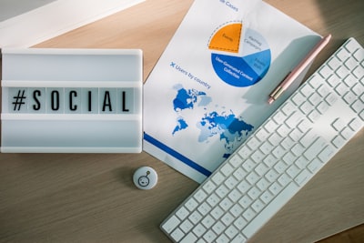 Evaluación y mitigación de la descalibración en LLMs para ciencia social