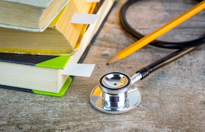  Aprendizaje Heurístico Médico: Reglas Clínicas Interpretables con LLM