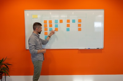 ¿Cómo puedo preparar a mi equipo para el desarrollo personalizado de CRM para equipos de ventas?