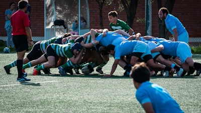 Pronóstico probabilístico de series temporales sin entrenamiento con grupos estacionales conformales