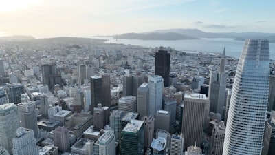 Cómo Salesforce migró de Cluster Autoscaler a Karpenter en toda su flota de 1,000 clústeres de EKS