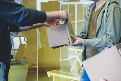 ¿Qué considerar al elegir un socio para la entrega automatizada de material de ventas?