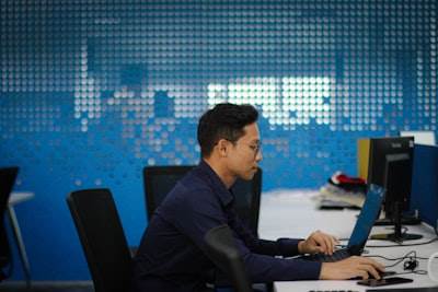 ¿Cómo puede la gestión garantizar la adopción de servicios de consultoría tecnológica?