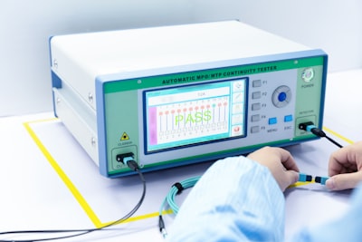 Calibración automatizada de varianza para un análisis mejorado de datos de espectrometría de masas de iones secundarios