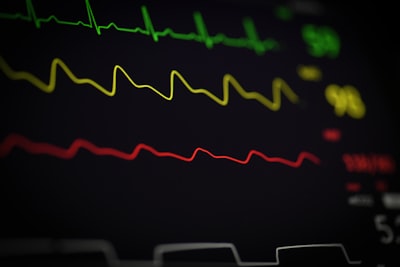 Aprendizaje contrastivo de ECG y angiografía para estenosis severa
