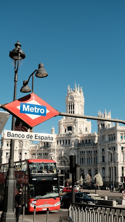 Estudio de caso de cómo los servicios B2B de Madrid ahorraron 20.000 € con la automatización inteligente del servicio al cliente telefónico