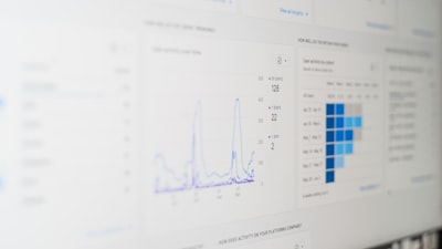 Cómo implementar una plataforma de análisis de datos para empresas medianas en mi compañía?