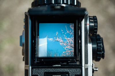 Generación de imágenes panorámicas de alta fidelidad mediante entrenamiento híbrido