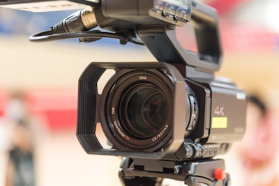 ¿Qué ventajas ofrece la implementación de producción de videos de marketing de IA a un negocio?