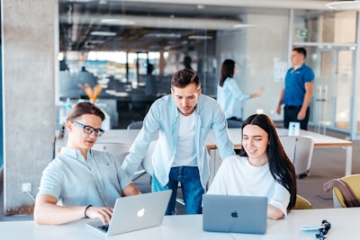  Portal de empleados con movilidad interna a producción en Europa 2026