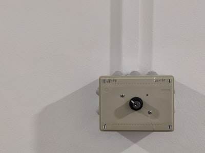 Espectroscopia de impedancia electroquímica adaptativa para monitorización de la corrosión en tiempo real en entornos hostiles