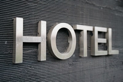 Qué hoteles pueden, y deben hacer para ganar una ventaja o mantenerse adelante utilizando la IA en 2025/2026
