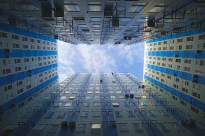 Arquitecturas nativas de la nube para IA: Construyendo sistemas escalables y rentables