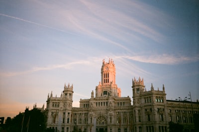 Cómo las empresas en Madrid reducen costos con el presupuesto del sitio web