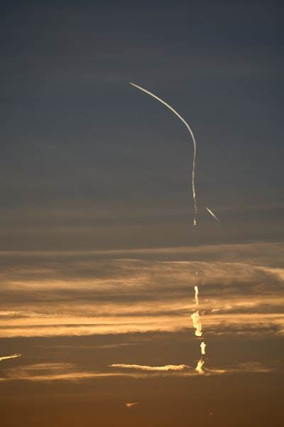 Tus noticias matutinas de IA: Logro de $3 mil millones de ChatGPT, lanzamiento de GPT-5.2 y el aumento de estafas de IA en diciembre de 2025