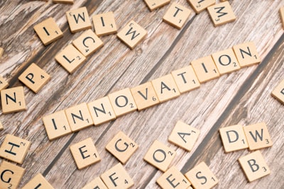 ¿Cómo promueve la innovación en industrias sostenibles la implementación de CRM personalizado frente a Salesforce para pequeñas empresas?