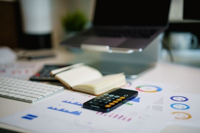 ¿Cómo puedo estimar el costo total de automatizar los informes con IA?