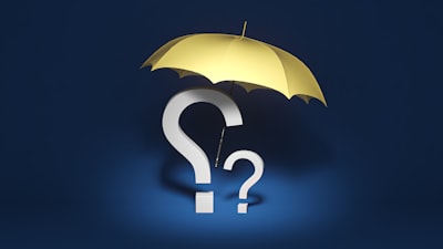 ¿Existen costos ocultos o recurrentes con la aplicación web?