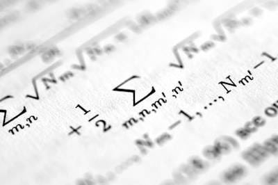 Funciones de prueba aleatorias, equivalencia de norma $H^{-1}$, y redes neuronales informadas por la física variacional estocástica