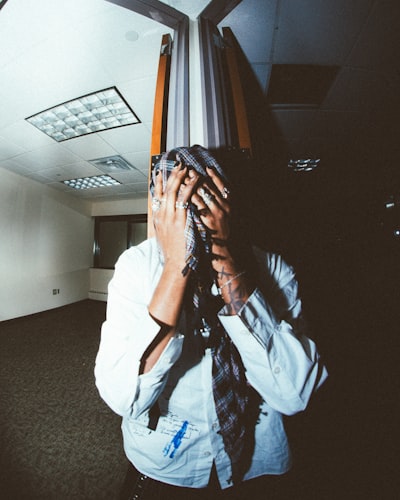 Jamie Dimon hace esto en las reuniones. Yo no lo hacía, hasta que me di cuenta de que me estaba costando mucho