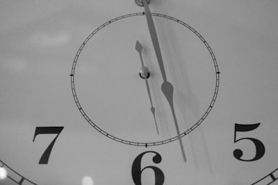 Predicción de la duración del retraso en la entrega consciente de la incertidumbre a través del aprendizaje profundo multi-tarea