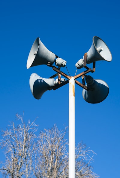 ¿Pueden los agentes de voz de IA personalizados apoyar iniciativas de mejora continua?