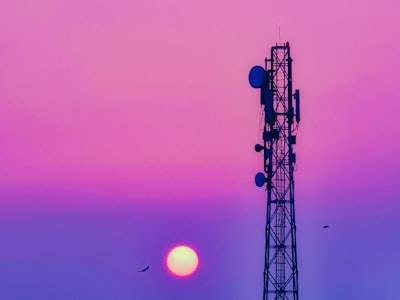 Las empresas de telecomunicaciones argumentan que el aumento de $2.3 mil millones en las tarifas de espectro de la ACMA aplastará la inversión