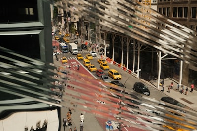 Más allá de la visión: Subtitulación de imágenes enriquecidas contextualmente con recuperación multi-modal