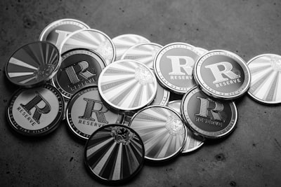  Selección adaptativa de tokens con el Índice de Sorpresa Relativa