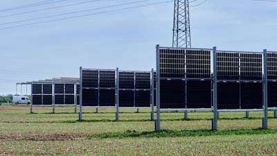 Detección de anomalías impulsada por IA en la estabilización de la red de energía renovable