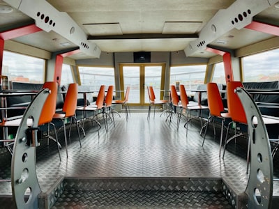 ¿La automatización de la integración de estudiantes se aloja localmente o en la nube?