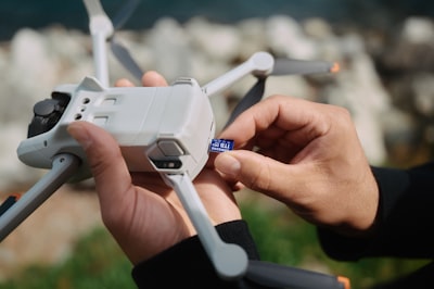 Rejillas de sensores de auto-reparación: Carga de drones con inteligencia artificial para la infraestructura 'invisible'