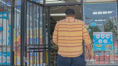 Los consumidores perdieron $2.1 mil millones en estafas en redes sociales en 2025, según informes de la FTC