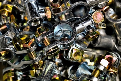 ¿Hay costos ocultos o recurrentes con la limpieza automatizada de clientes potenciales inválidos?