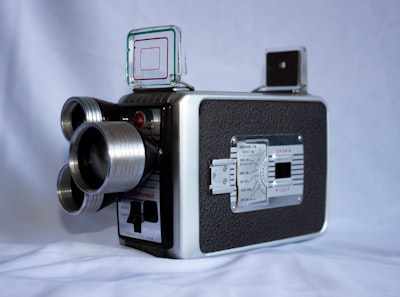 Pensando con la cámara: Un modelo multimodal unificado para la comprensión y generación centrada en la cámara