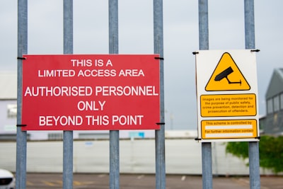 ¿Cómo automatizar alertas de acceso sospechosas para garantizar la precisión de los datos?