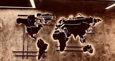 <trad> Fuerza laboral mundial se triplica antropocénica ante la creciente demanda extranjera
  (Traducción del título original al español)

Anthropic refers to something related to human beings or caused by humans. Here, it means that the global workforce is tripling due to a rising demand overseas, which could be related to increased globalization, economic growth in other countries, or some other factor causing an increase in demand for labor from abroad. The phrase 
