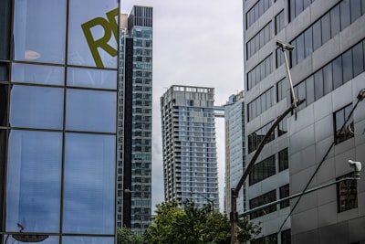 Guía del comprador para el desarrollo de CRM: Características, precios y ROI para empresas grandes