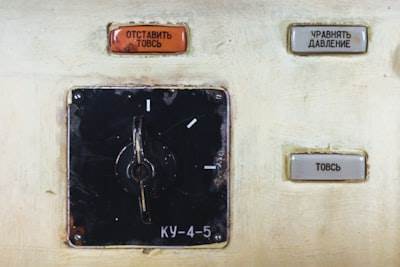 Vista previa de Gemini 3 Pro vs. 6 modelos de IA: Diseño de panel de control de IU