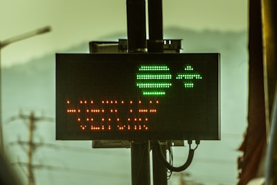  Implementación de señales mixtas de un optimizador de control con retroalimentación para redes neuronales de impulsos de una sola capa